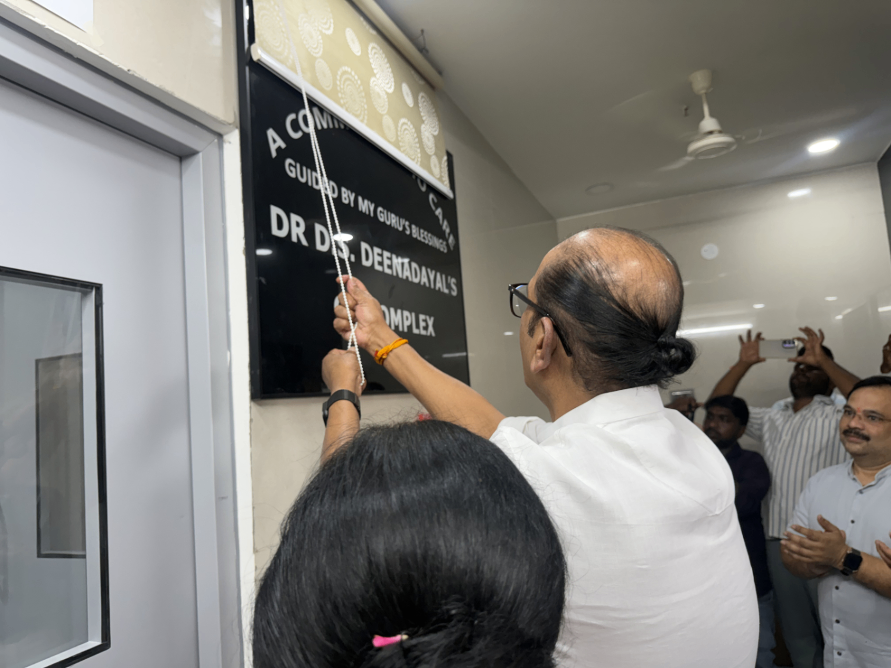 An inauguration plaque unveiling during the Sanjeevi Hospital event.